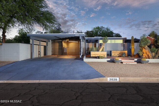 Foto del edificio - 2029 E 7th St
