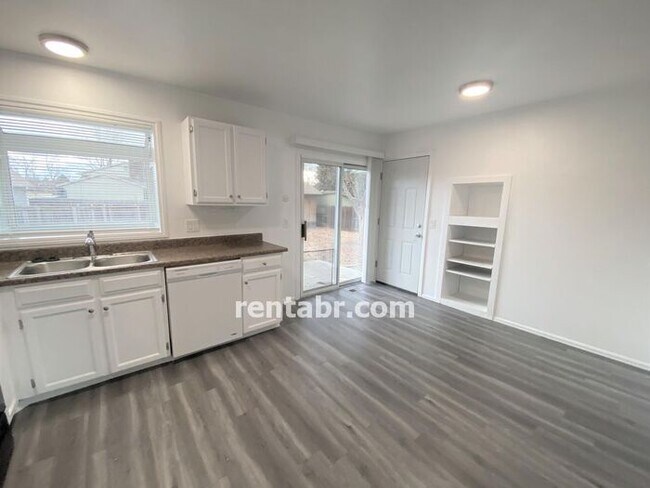 Foto del edificio - 8492 W. Eastman Pl.