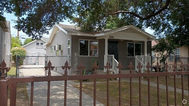 Building Photo - 2245 Meadowvale Ave