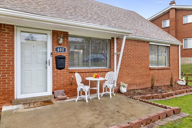 Front of House - 402 College Park Dr