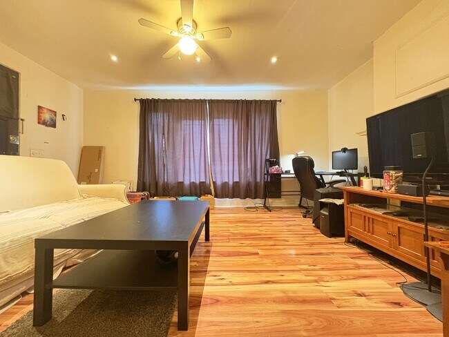 Foto del edificio - 7128 Card Ln
