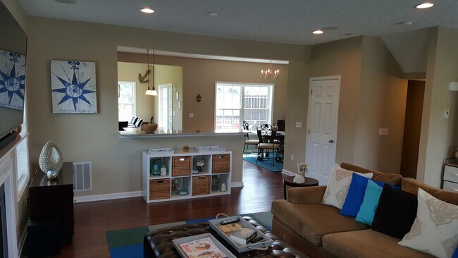 Foto del edificio - Robinson - LARGE 3 Bedroom End Unit House - Minutes from 376 W Robinson