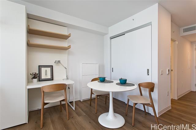 Building Photo - 987 Queen St