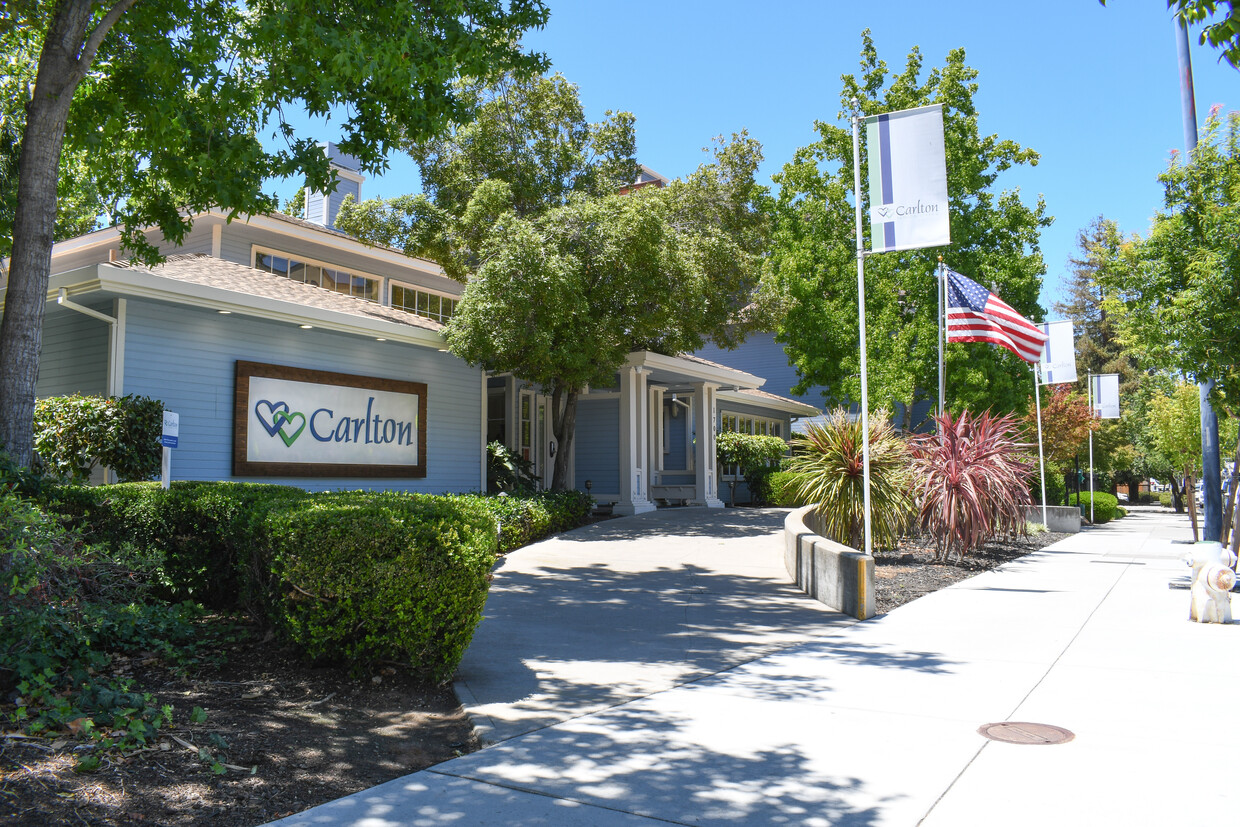 Vida independiente en el centro de Concord - Carlton Senior Living Concord