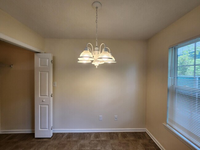 Building Photo - 526 Edgecliff Ln