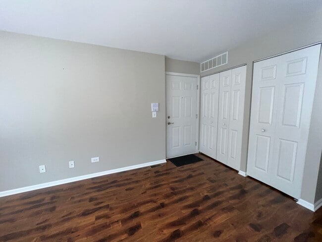 Building Photo - 320 Crestview Dr