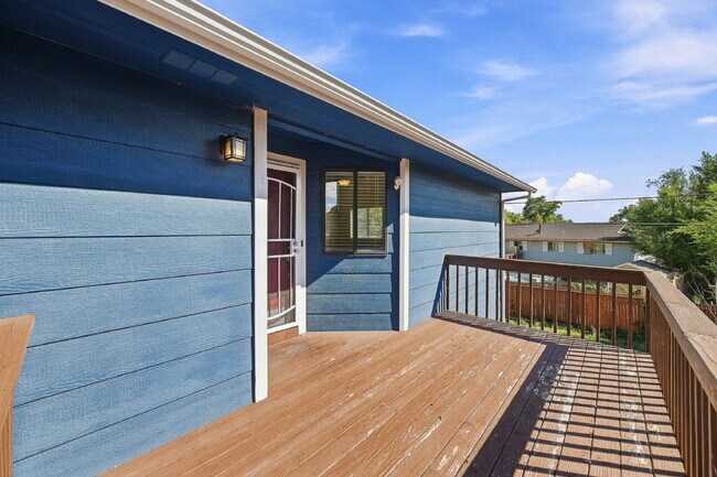 Foto del edificio - $2,400.95 with $300 Off the First Month's Rent - 3 Beds, 3 Bath, Single Family Home with Solar Pa...