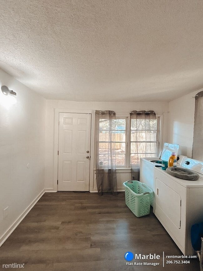 Building Photo - 3 br, 1 bath House - 2720 E Surrey Dr