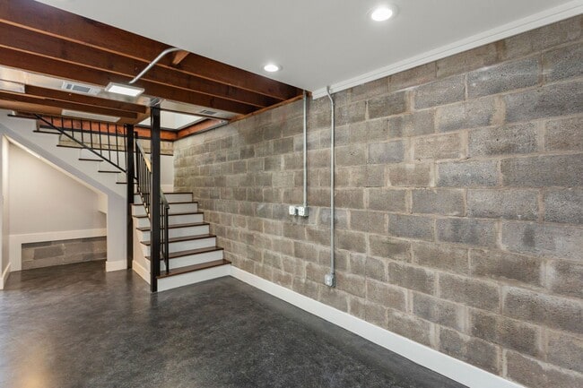 Building Photo - 2005 Portsmouth St