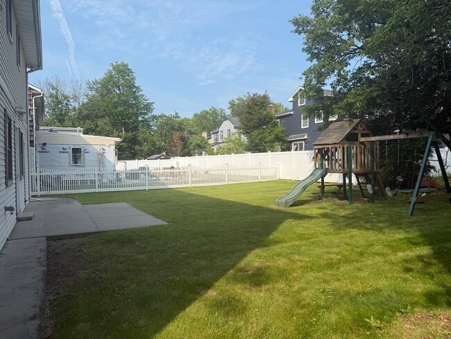 Building Photo - 1357 Kew Ave
