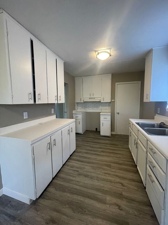 Building Photo - Spacious 3 Bed! Your Next Home Awaits!