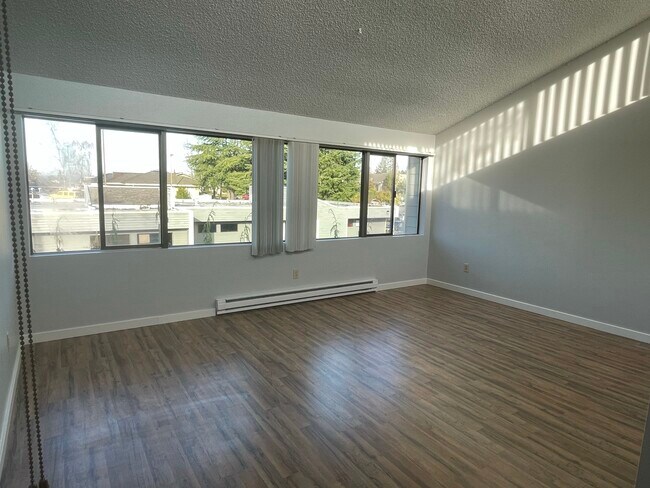 Building Photo - 4230 Hoyt Ave