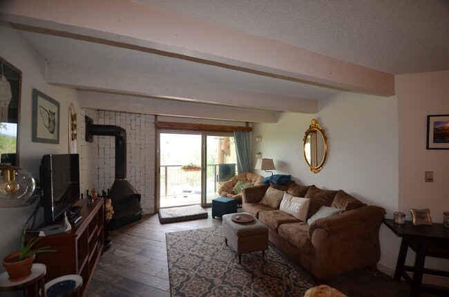 Foto del edificio - Updated Unit! Great Views! Year lease!