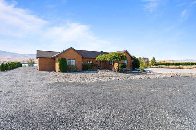 Building Photo - Jaw Dropping Home Overlooking the Columbia...