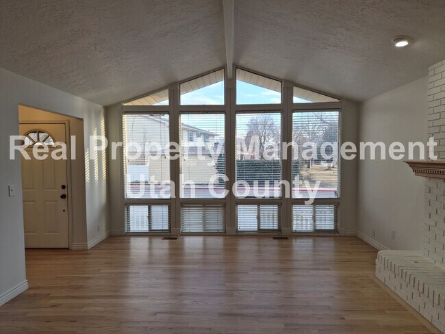 Foto del edificio - Beautiful Orem Home New Paint and Flooring