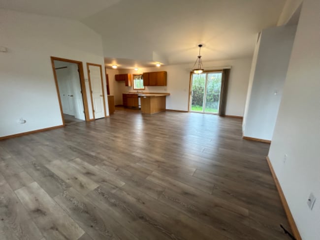 Building Photo - 708 Homerun Dr