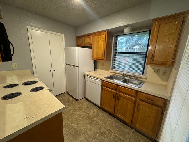 Foto del edificio - 2115 N Elm St
