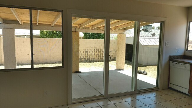 Foto del edificio - 3 BEDROOM 2 BATHROOM HOME WITH NO HOA!