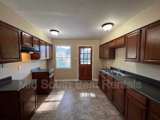 Building Photo - 3114 Dahlia Dr