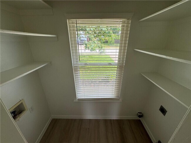 Foto del edificio - 2491 Lakeside Ave