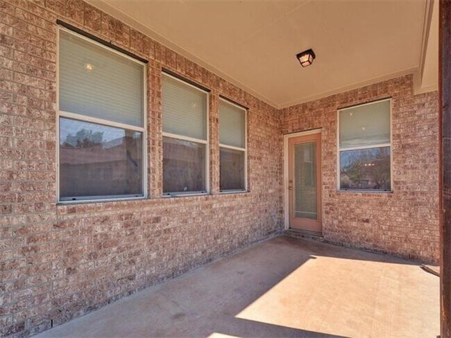 Building Photo - Gorgeous 3/2/2 home in Shadowglen!