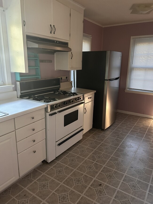 Building Photo - 317 Turner St