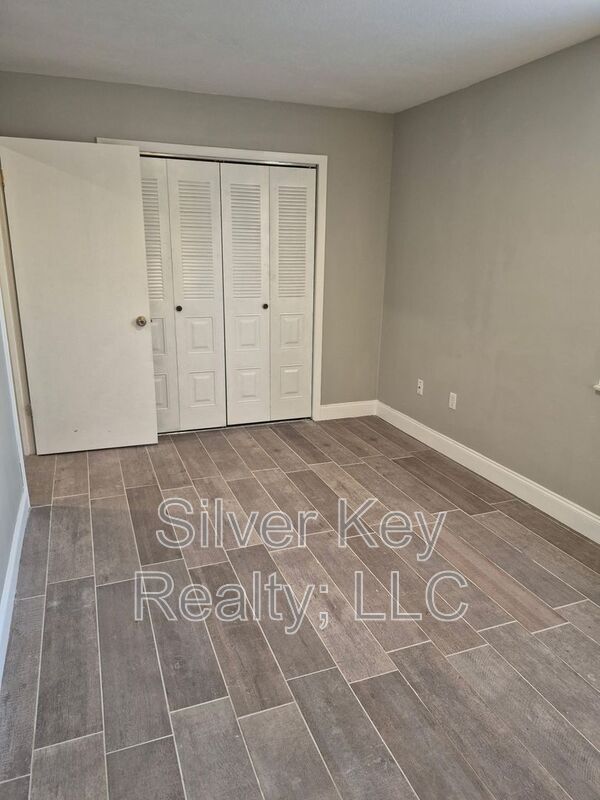 Building Photo - 823 Englewood Rd
