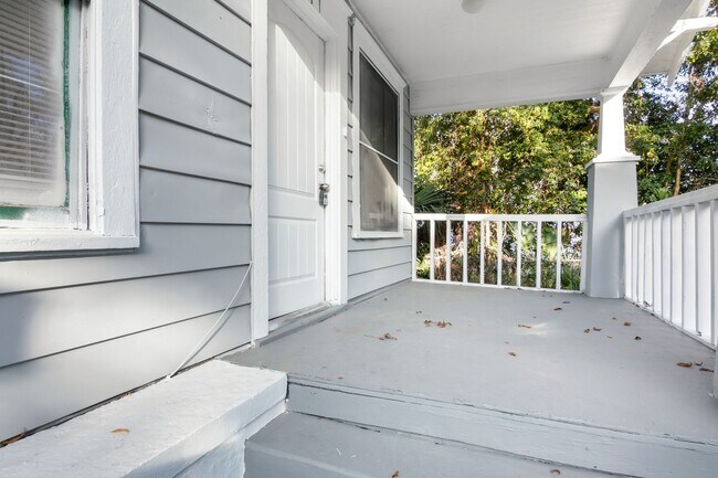 Building Photo - Renovated 3/1 Single Family Home Available...