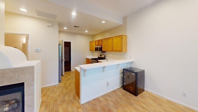Building Photo - Beautiful 2BD / 2.5BA Townhome Located in ...