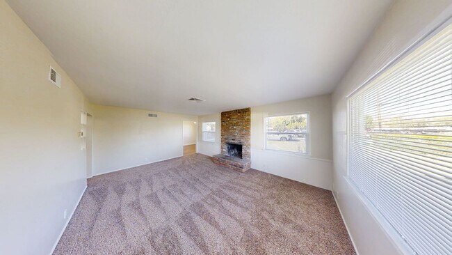 Building Photo - 3 bed 1.5 bath house + Studio Apt