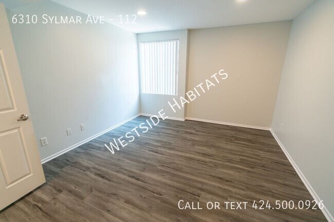 Foto del edificio - 6310 Sylmar Ave