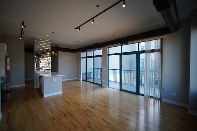 Building Photo - 910 W Madison St