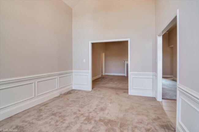 Building Photo - 2102 Lisa Ln