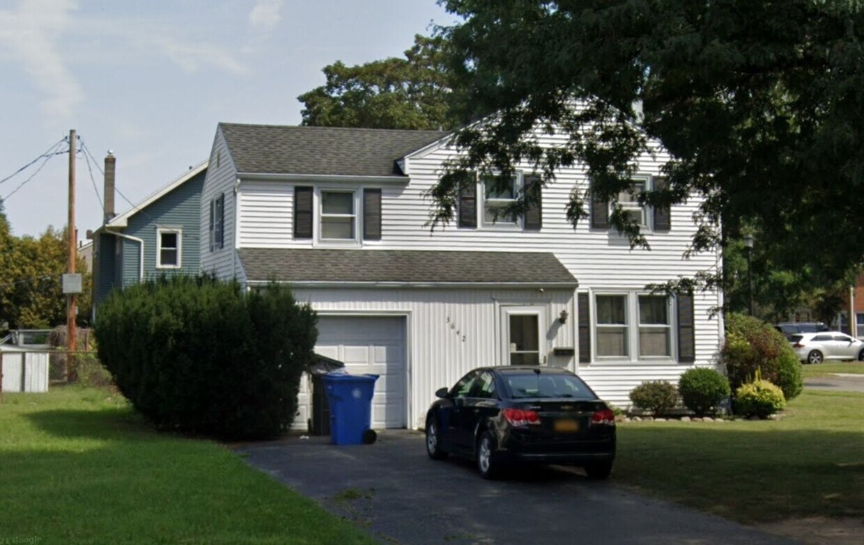 Primary Photo - 3 bed 1 bathroom house