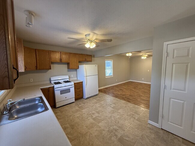 Foto del edificio - Westside 3 Bedroom Upper Apartment
