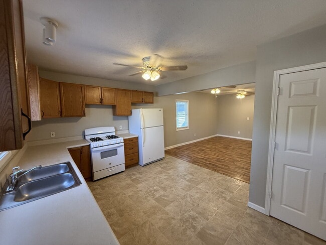 Building Photo - Westside 3 Bedroom Upper Apartment