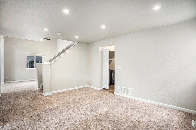 Foto del edificio - Spacious 4-Bedroom Home with Gourmet Kitch...