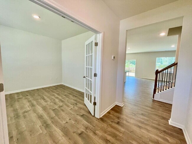 Building Photo - Spacious 5-Bedroom Haven With 3 Full Baths...