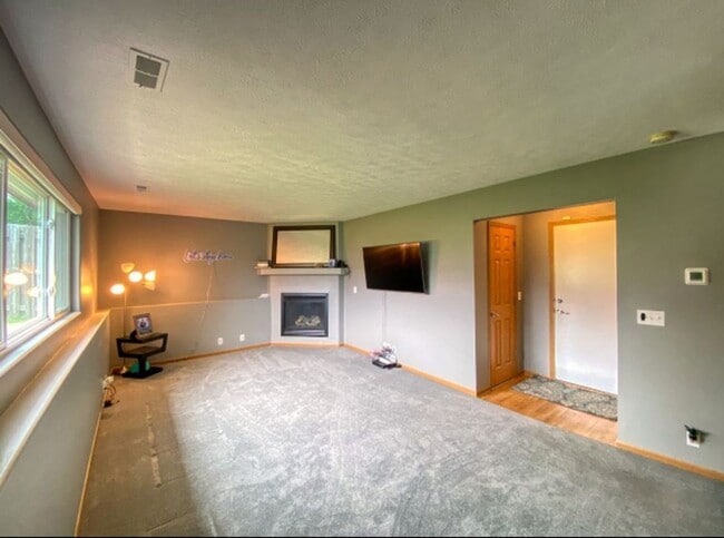Building Photo - Spacious Elkhorn Three Bedroom!