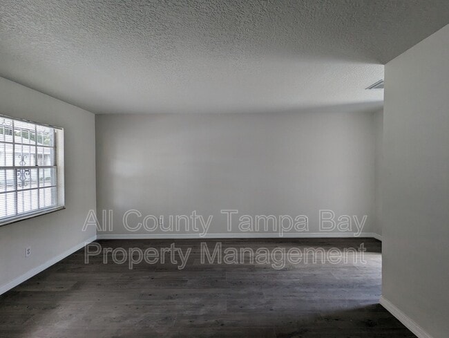 Building Photo - 404 W Columbus Dr