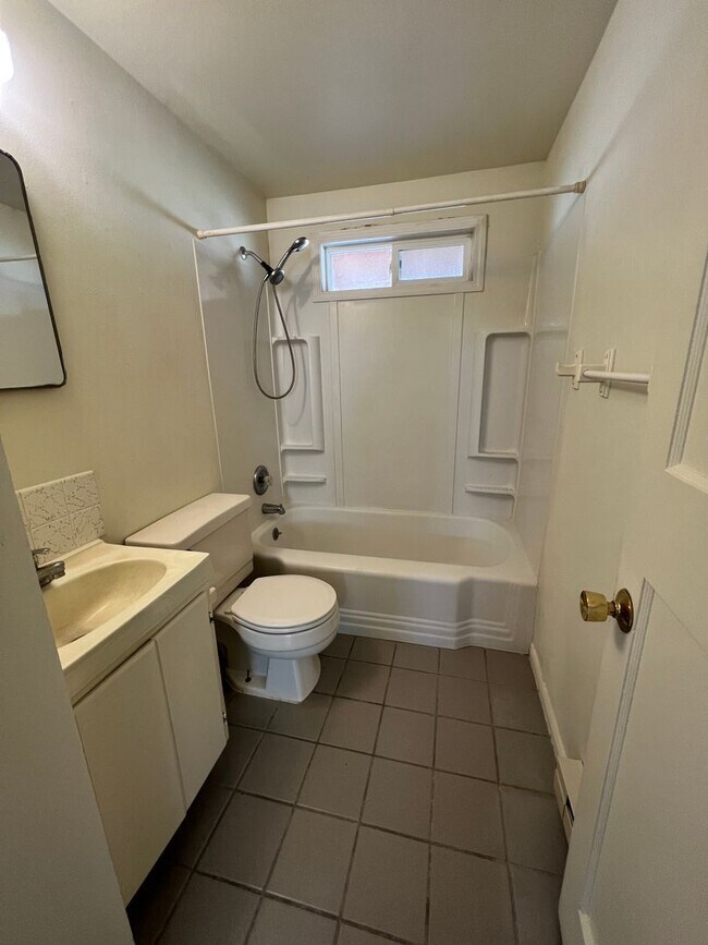Building Photo - Cozy 2 bedroom 1 bath House!