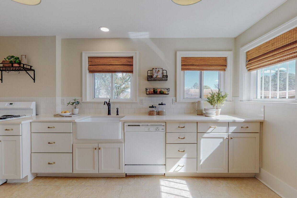 Foto principal - 1610 Las Lomas Rd NE