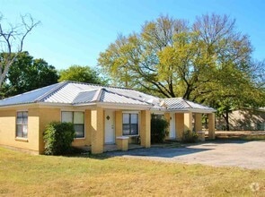 Building Photo - 800 S Vandeveer St