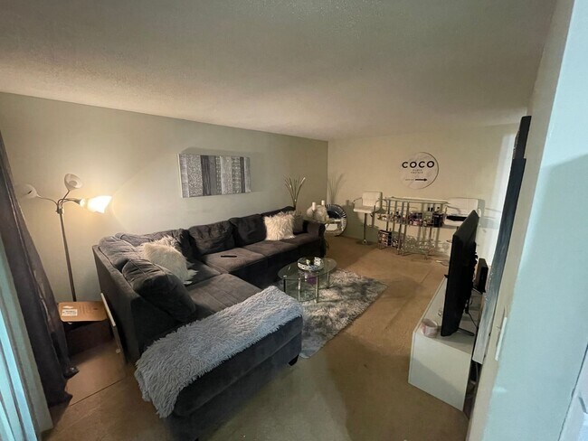 Building Photo - Cozy 1 Bedroom 2nd Floor Condo