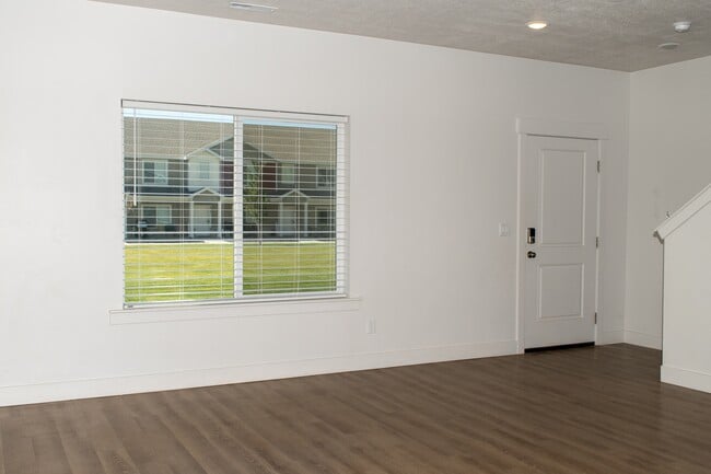 Building Photo - 418-1580 1580 E