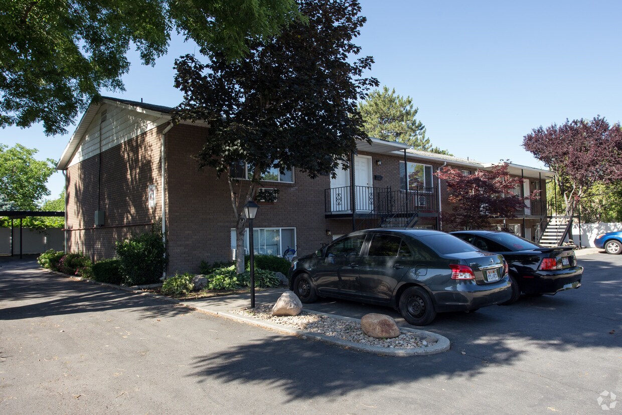 Building Photo - 627 W Gardenia Dr