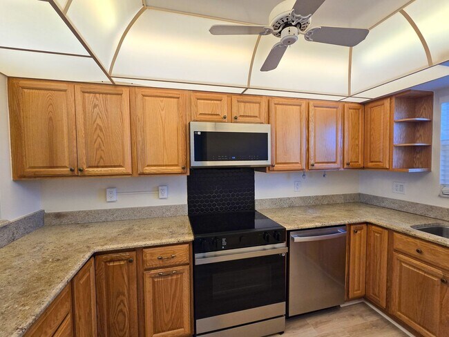 Building Photo - Penthouse in the Racquet Club annual rental!