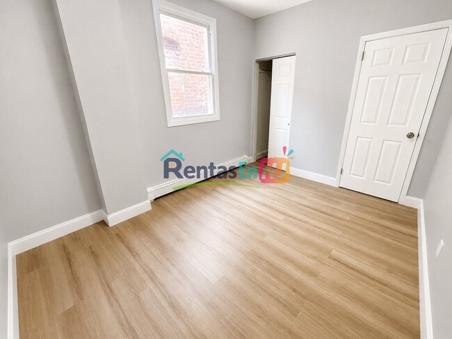 Building Photo - 596 River St