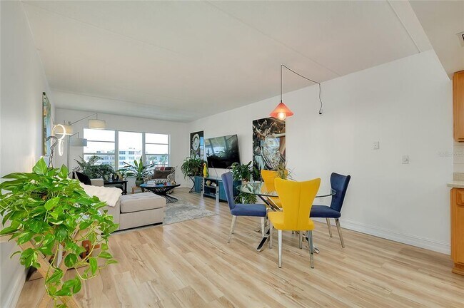 Building Photo - 3806 Gulf of Mexico Dr