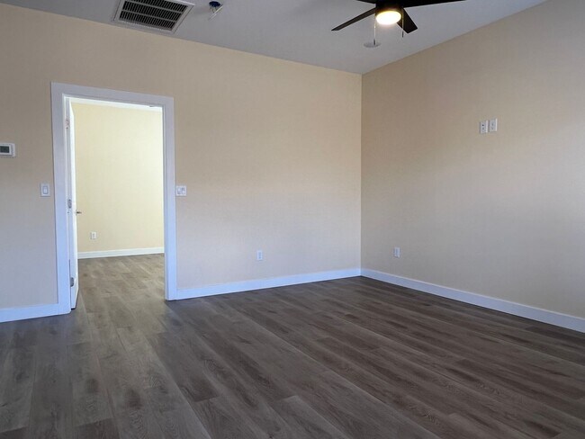 Foto del edificio - Dual Primary Suites & 2 car Garage